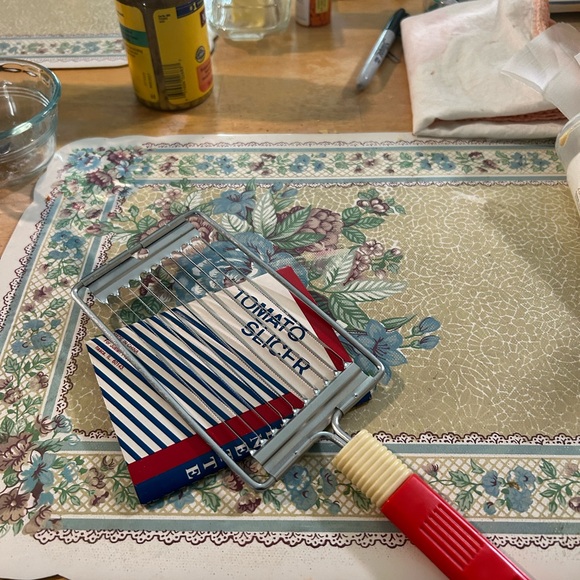 Vintage Kitchenette Tomato slicer, with serrated edges, fast and easy - Picture 3 of 4